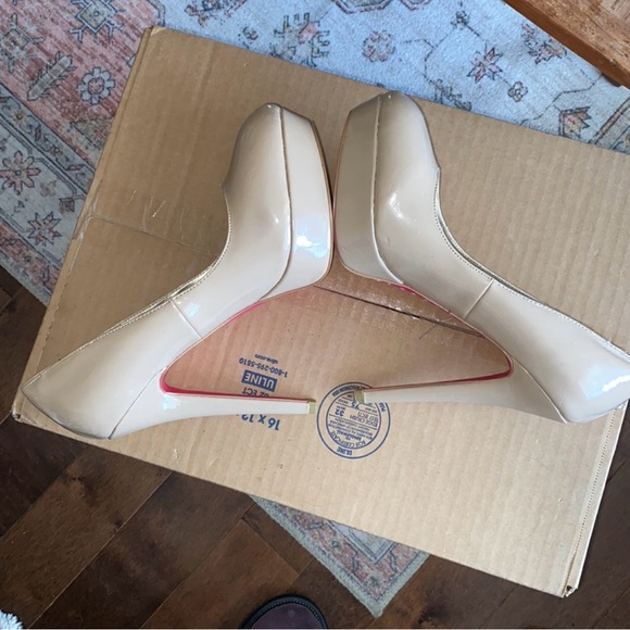 Signature Sole By Shoe Dazzle, Beige Chanelle Stillettos With Pink Soles - Picture 3 of 6